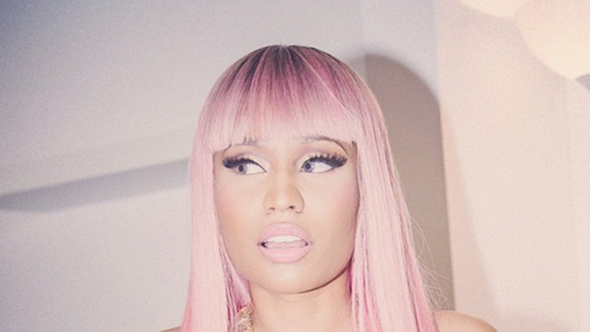 Nicki Minaj kör rosa peruk.